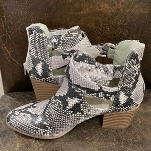 ⭐️⭐️⭐️Fergalicious snake booties